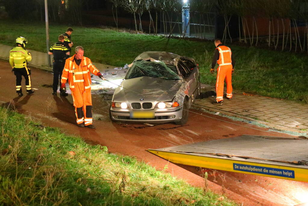 Gewonde nadat auto over de kop vliegt