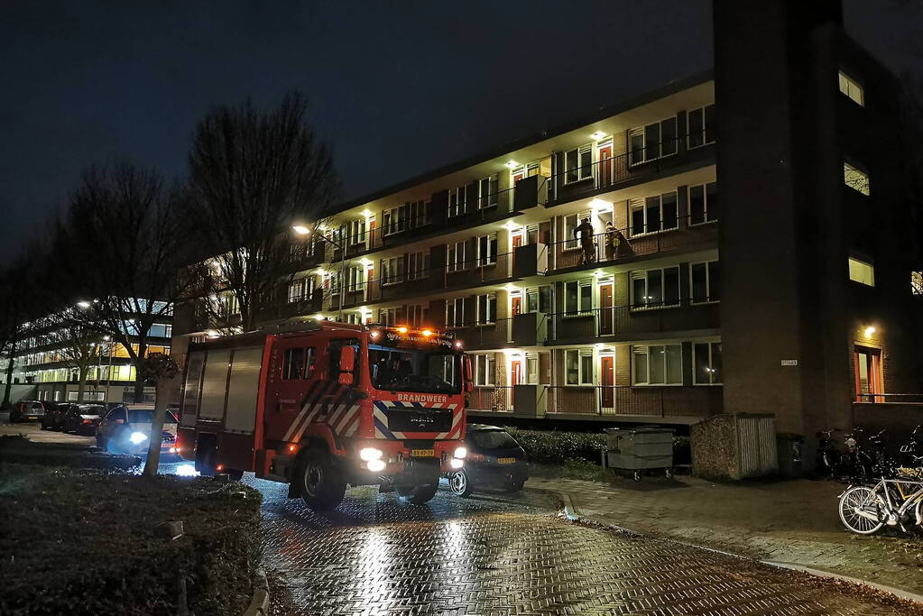 Brandweer verschaft zich toegang tot woning