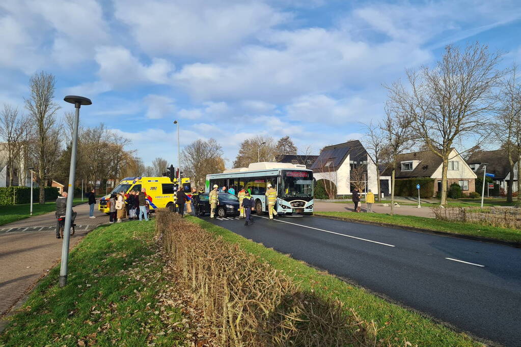 Bus met daarin kinderen raakt personenauto met veel schade tot gevolg