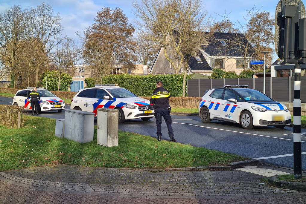 Bus met daarin kinderen raakt personenauto met veel schade tot gevolg