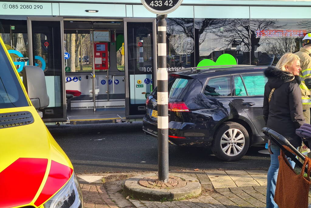 Bus met daarin kinderen raakt personenauto met veel schade tot gevolg