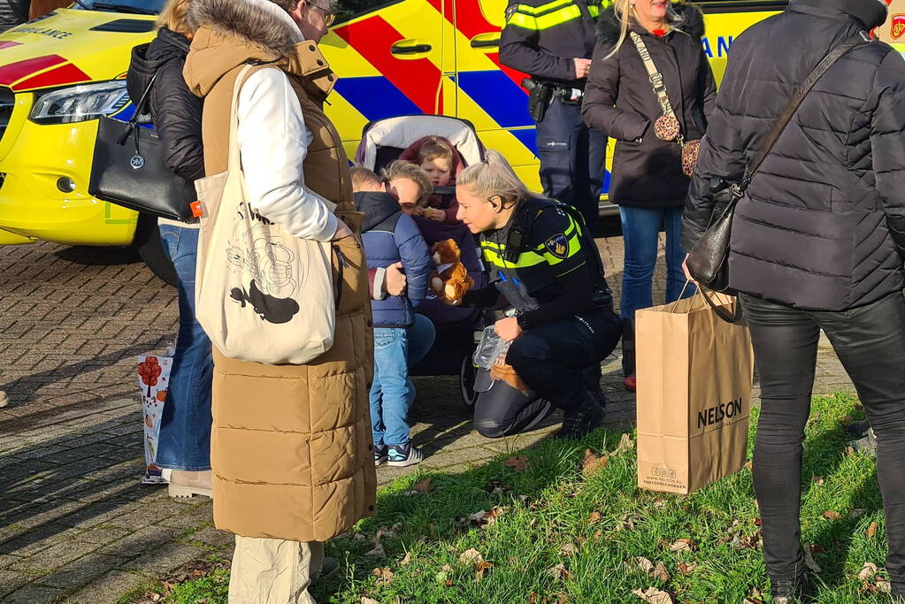 Bus met daarin kinderen raakt personenauto met veel schade tot gevolg
