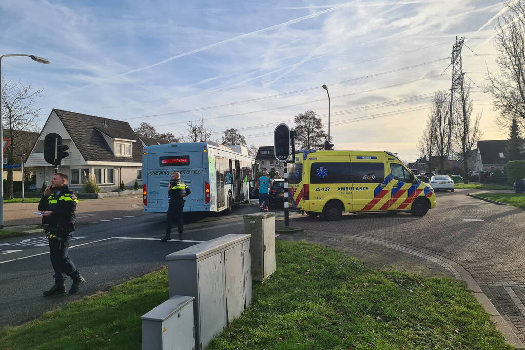 Bus met daarin kinderen raakt personenauto met veel schade tot gevolg