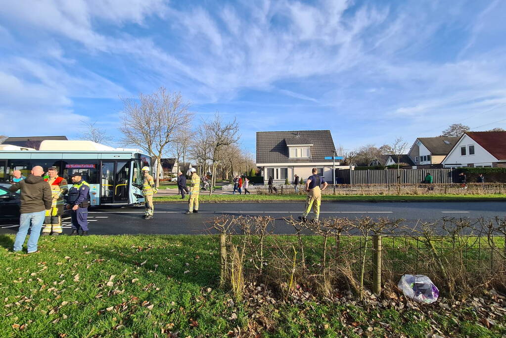 Bus met daarin kinderen raakt personenauto met veel schade tot gevolg