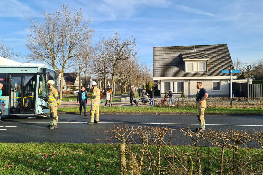 Bus met daarin kinderen raakt personenauto met veel schade tot gevolg