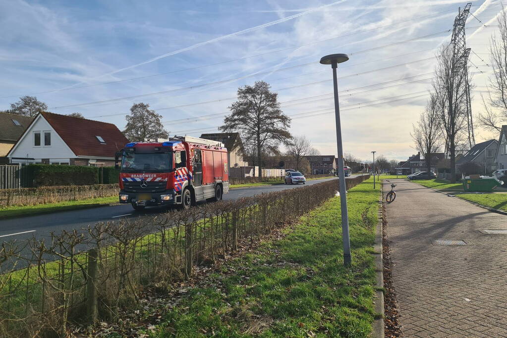 Bus met daarin kinderen raakt personenauto met veel schade tot gevolg