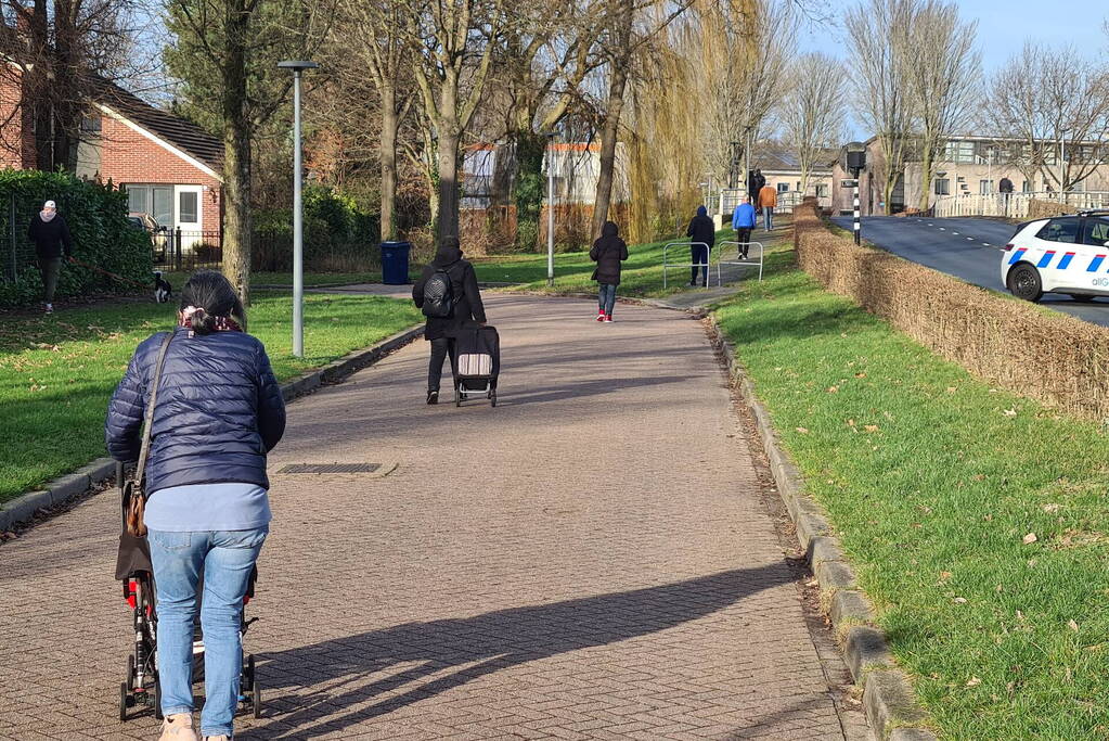 Bus met daarin kinderen raakt personenauto met veel schade tot gevolg