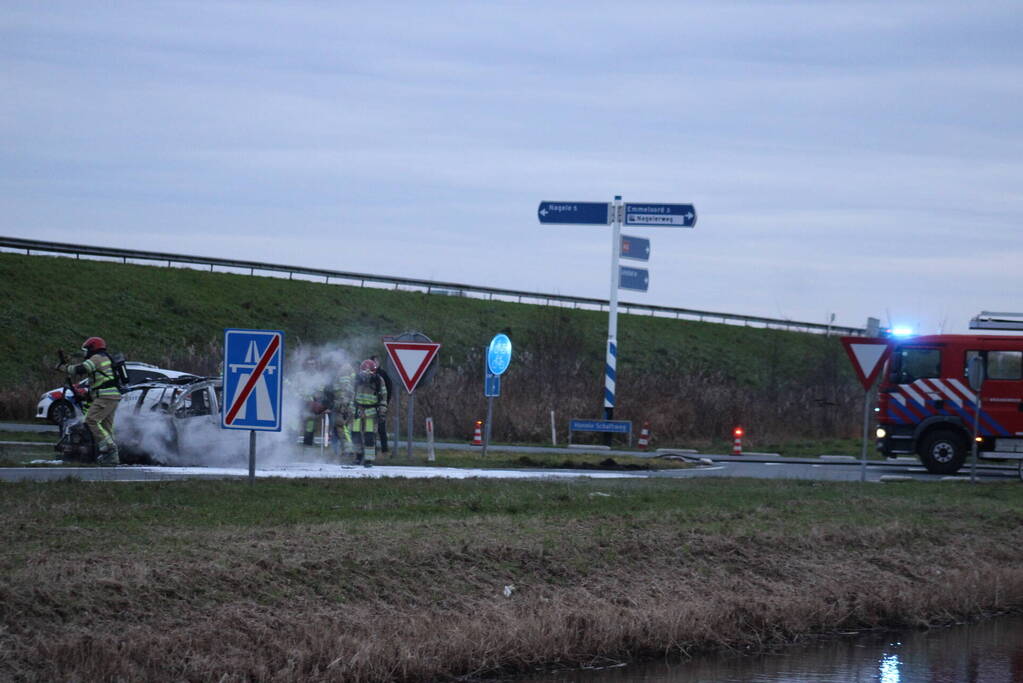 Auto uitgebrand op afrit van snelweg