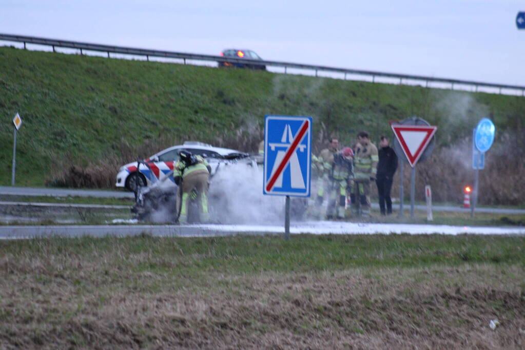 Auto uitgebrand op afrit van snelweg