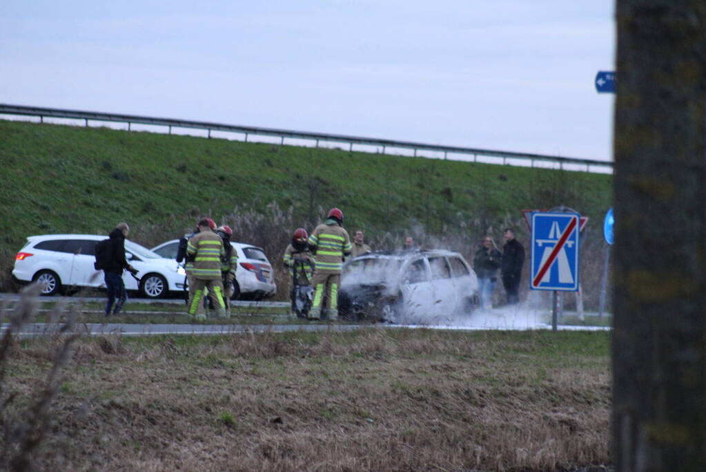 Auto uitgebrand op afrit van snelweg