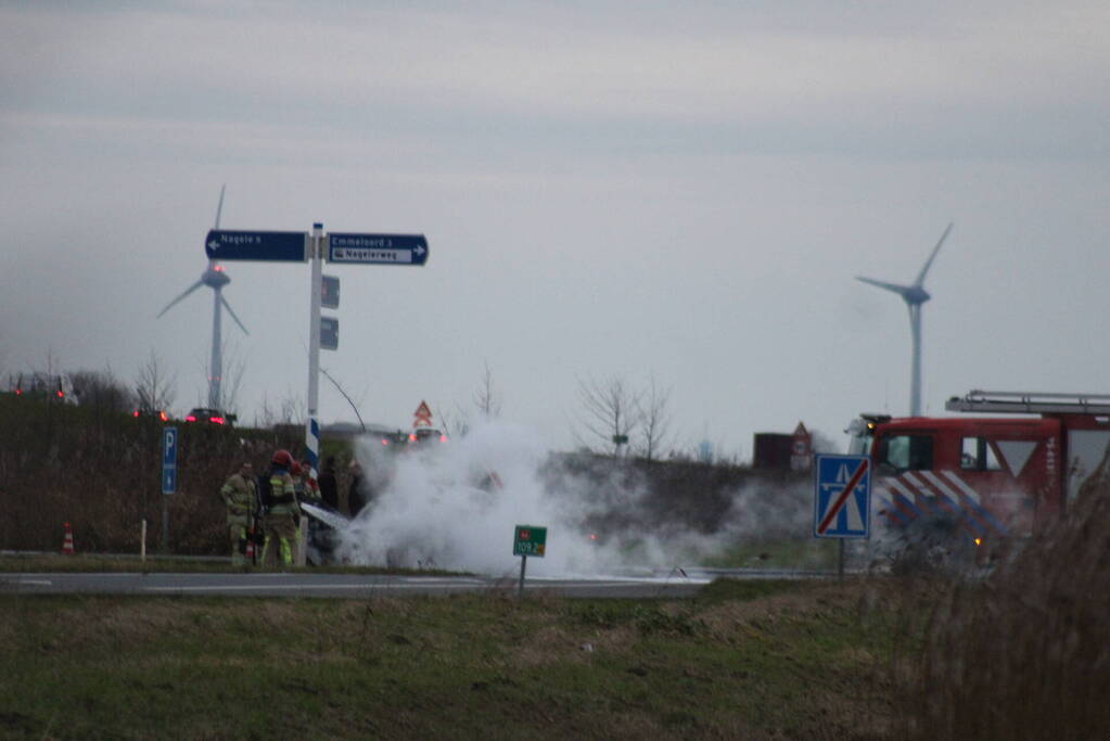 Auto uitgebrand op afrit van snelweg