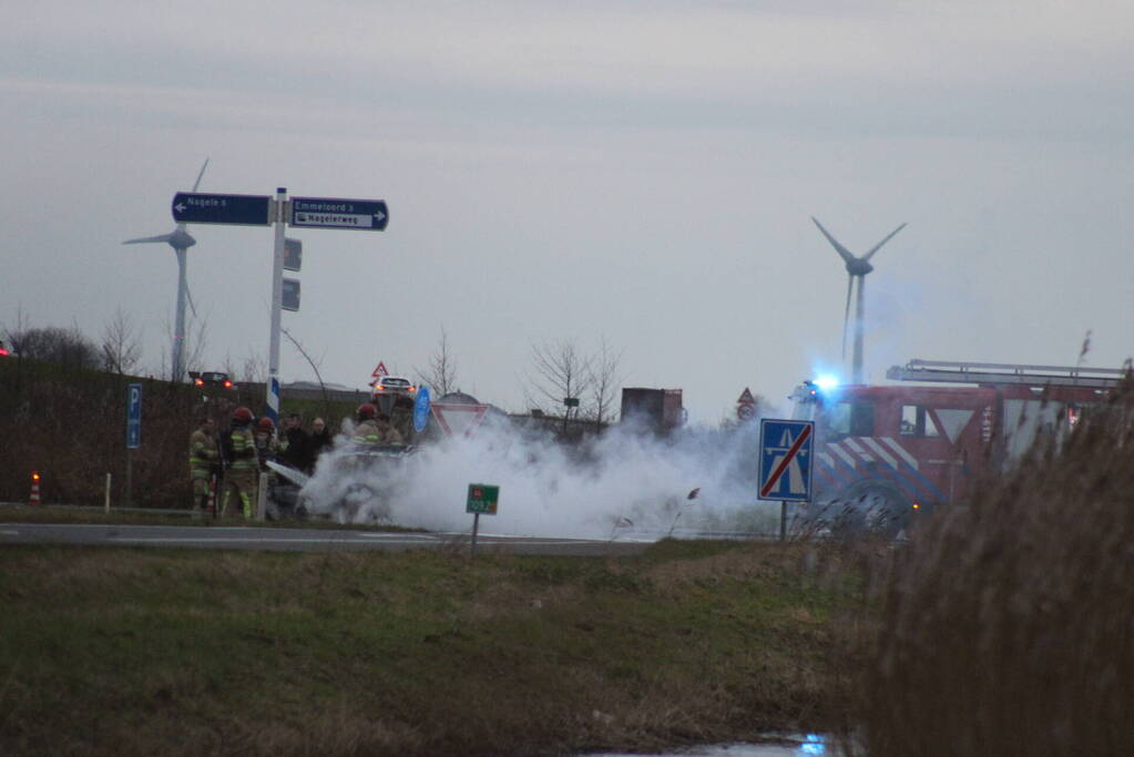 Auto uitgebrand op afrit van snelweg