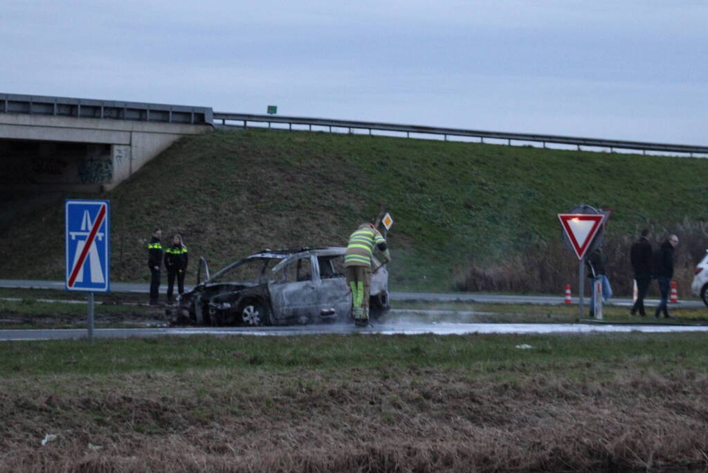 Auto uitgebrand op afrit van snelweg