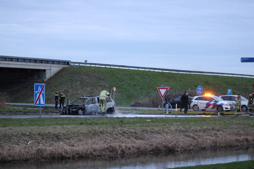 Auto uitgebrand op afrit van snelweg
