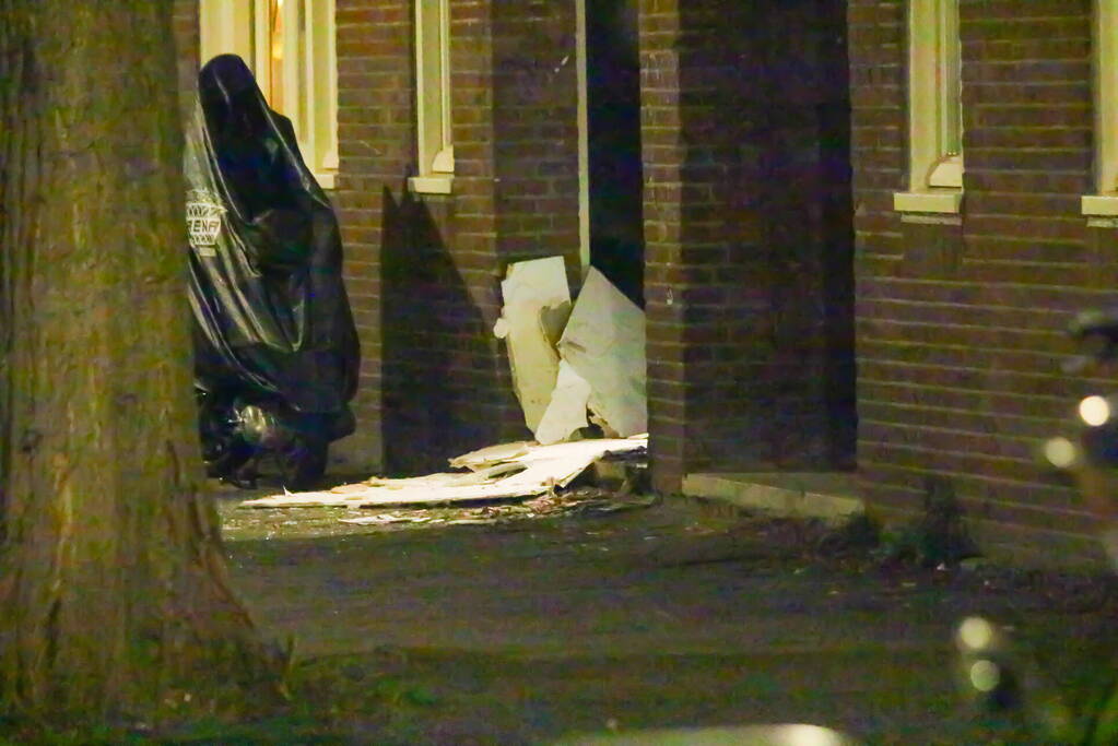Flinke schade door explosie bij voordeur