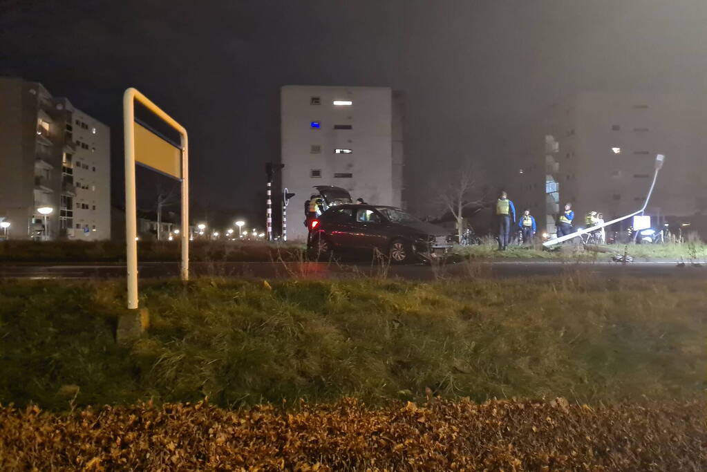 Schade na aanrijding met lantaarnpaal, lachgas tank aangetroffen in auto