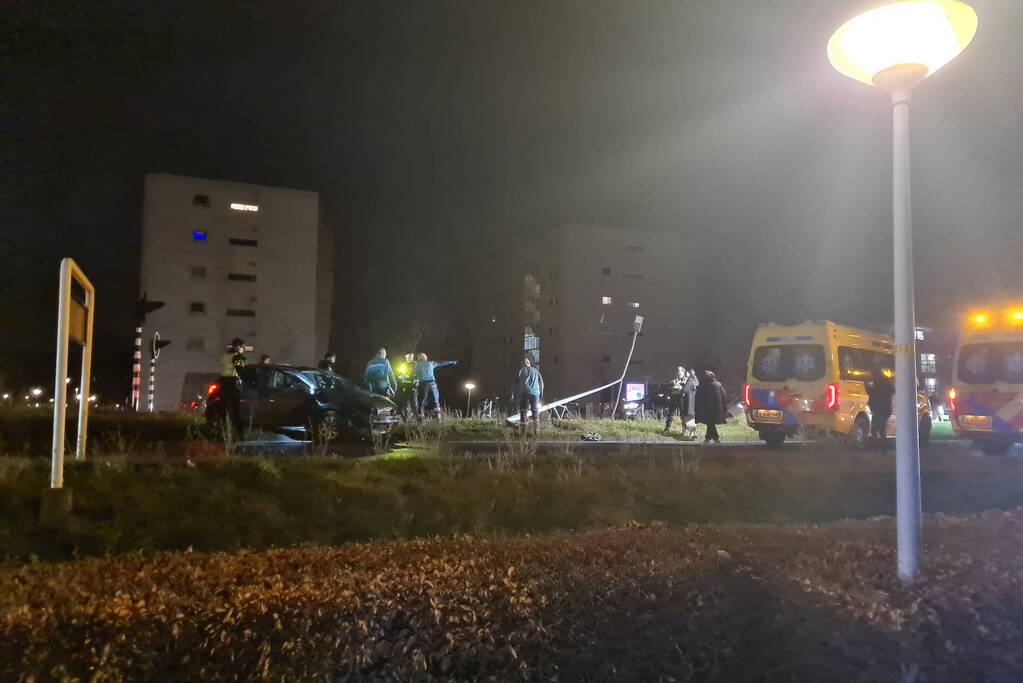 Schade na aanrijding met lantaarnpaal, lachgas tank aangetroffen in auto