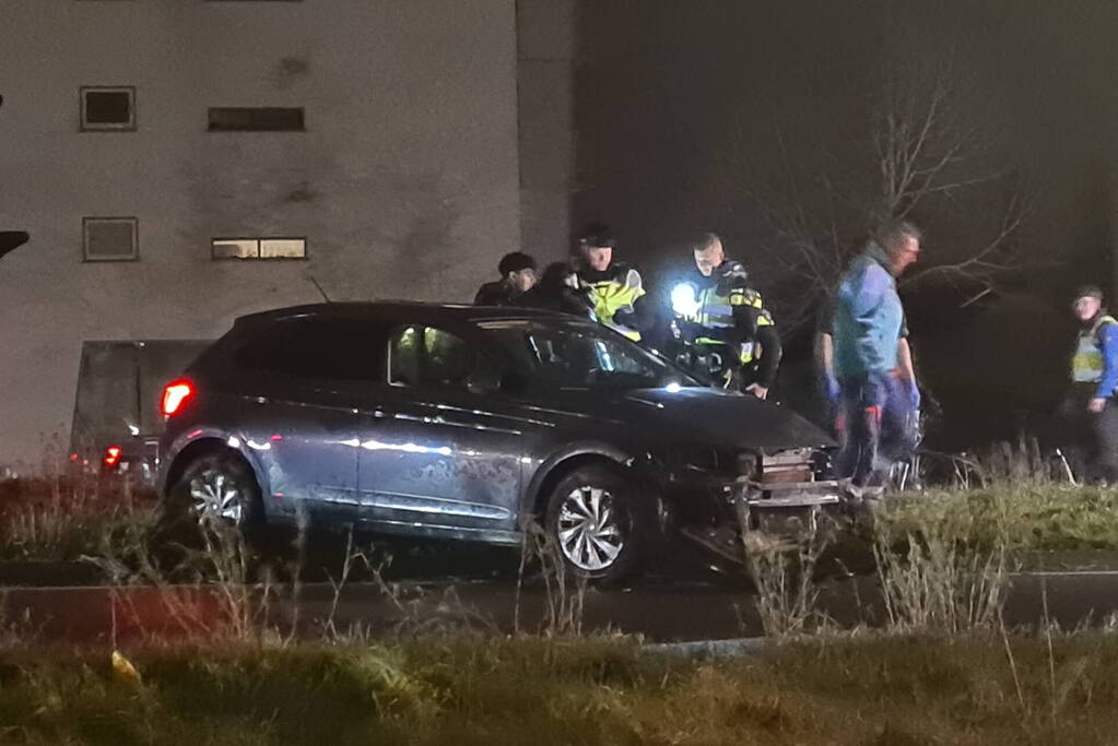 Schade na aanrijding met lantaarnpaal, lachgas tank aangetroffen in auto