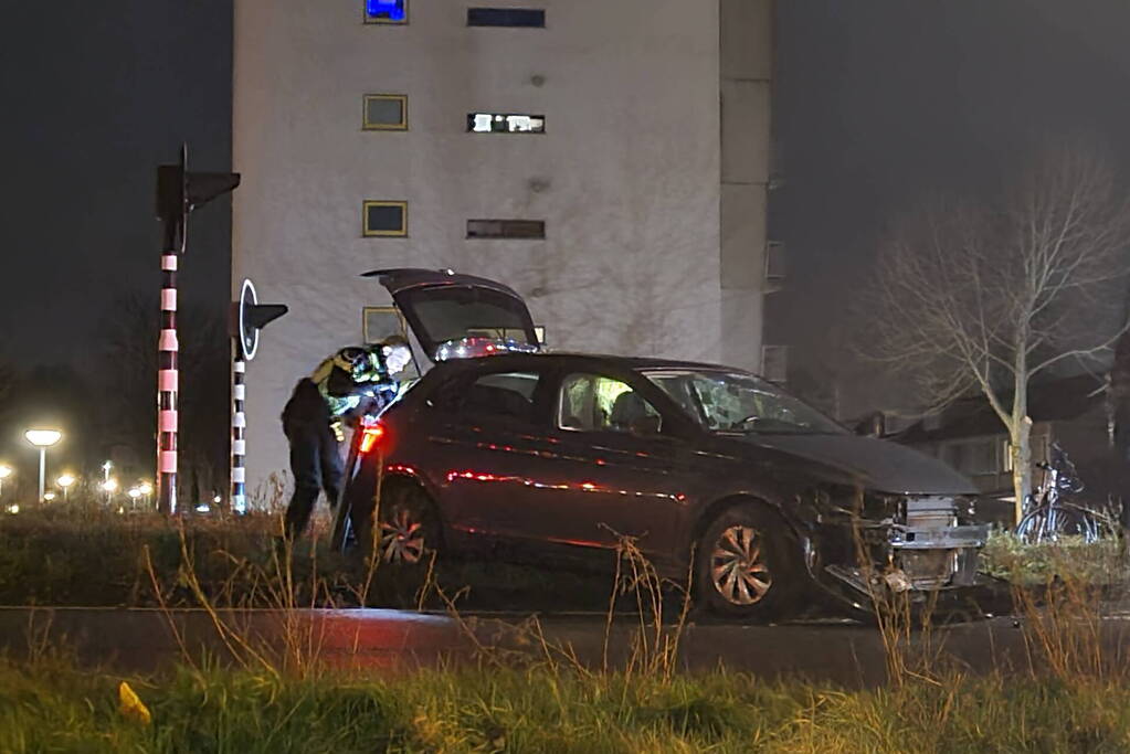 Schade na aanrijding met lantaarnpaal, lachgas tank aangetroffen in auto