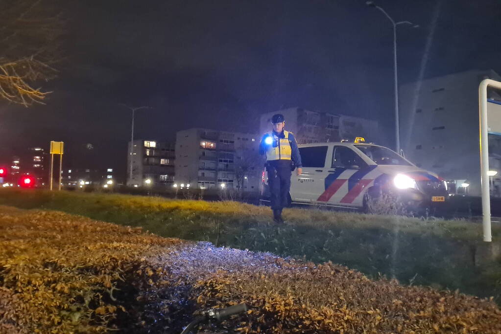 Schade na aanrijding met lantaarnpaal, lachgas tank aangetroffen in auto
