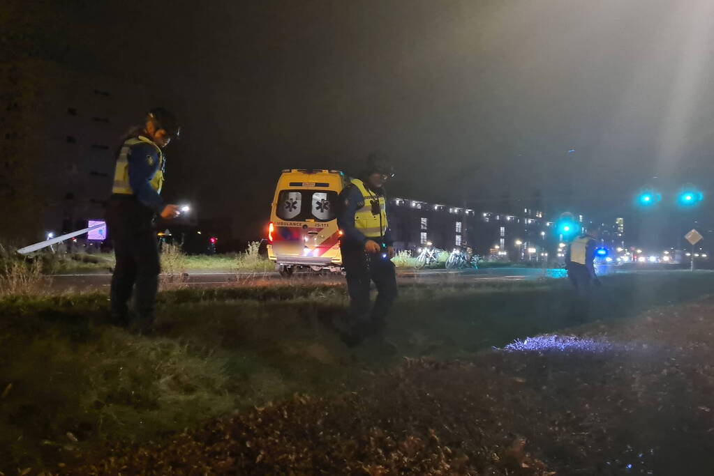 Schade na aanrijding met lantaarnpaal, lachgas tank aangetroffen in auto
