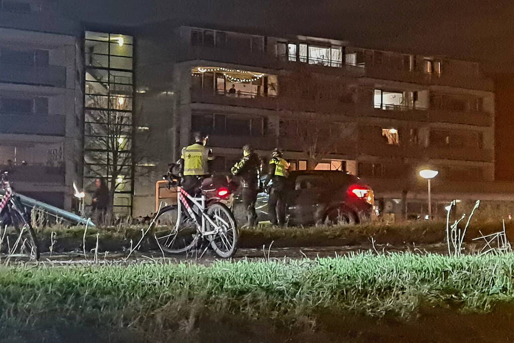 Schade na aanrijding met lantaarnpaal, lachgas tank aangetroffen in auto