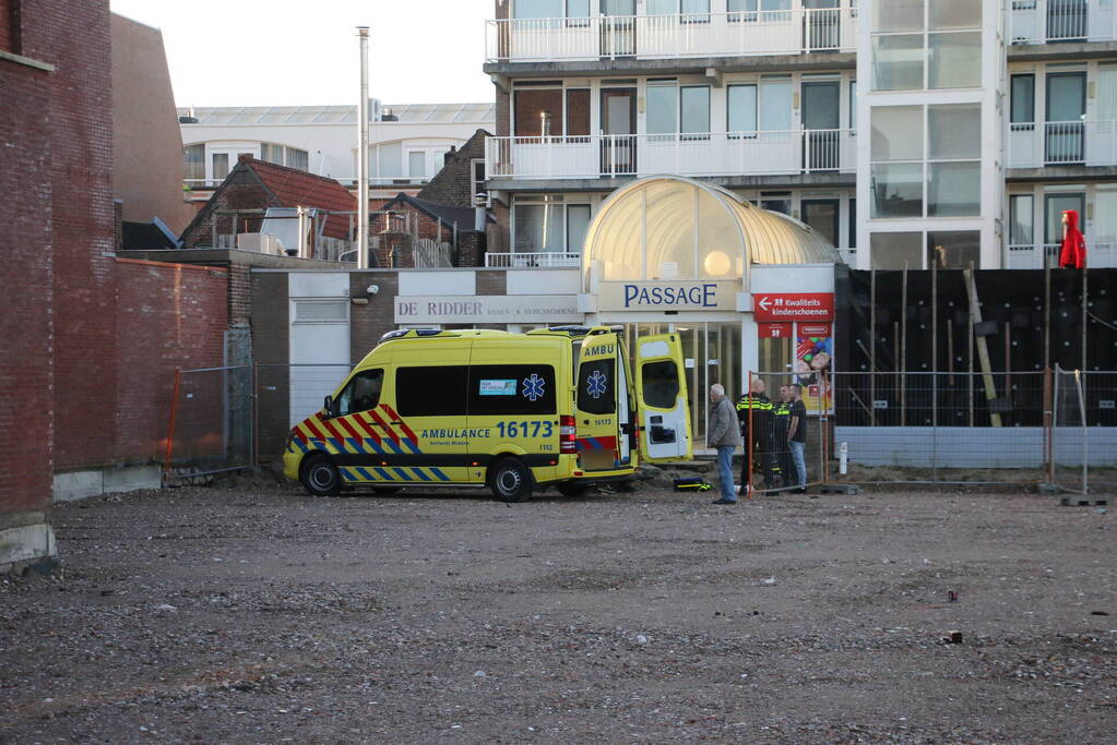 Zwaargewonde na val van dak bij bouwplaats