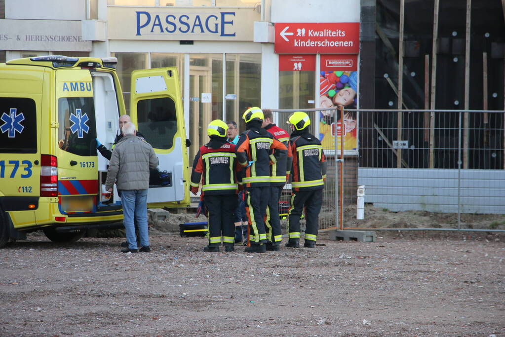Zwaargewonde na val van dak bij bouwplaats