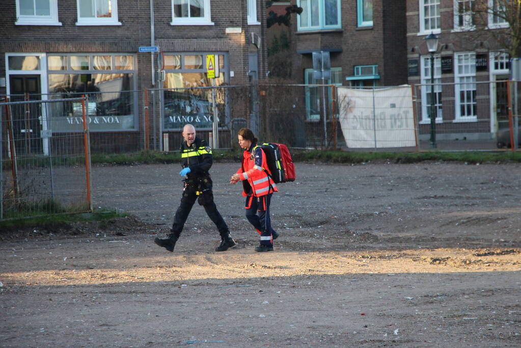 Zwaargewonde na val van dak bij bouwplaats