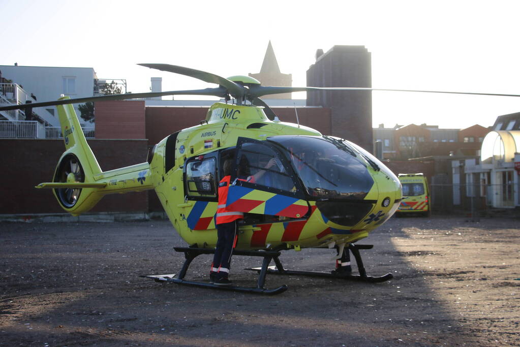 Zwaargewonde na val van dak bij bouwplaats
