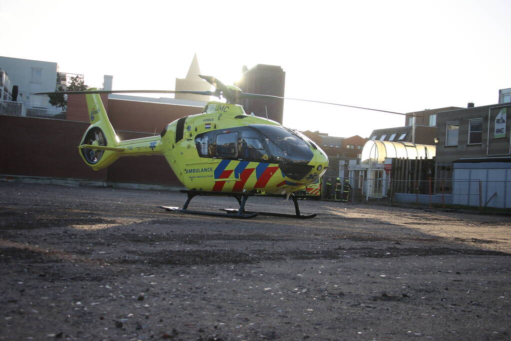 Zwaargewonde na val van dak bij bouwplaats
