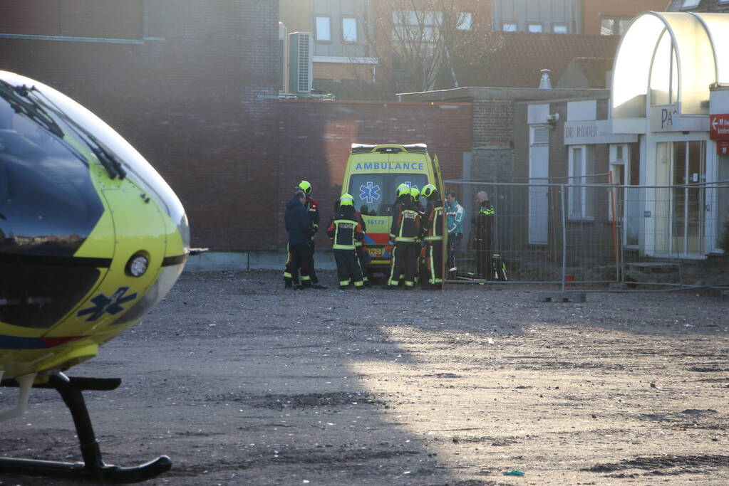 Zwaargewonde na val van dak bij bouwplaats