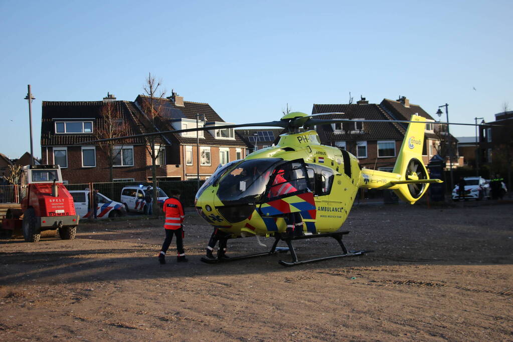 Zwaargewonde na val van dak bij bouwplaats