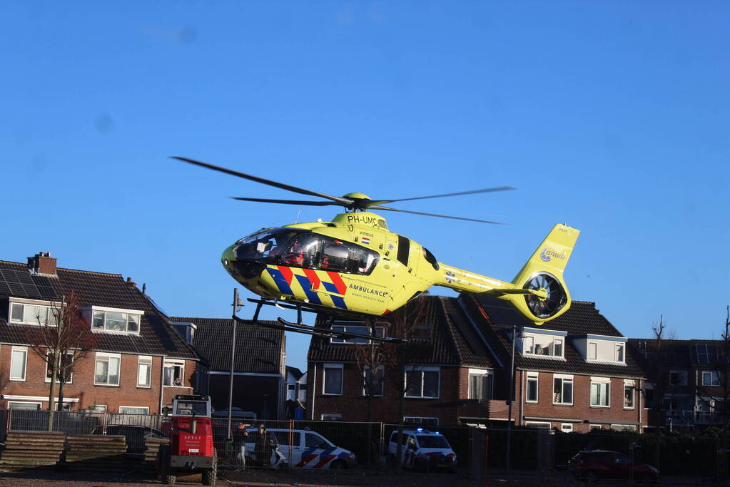 Zwaargewonde na val van dak bij bouwplaats