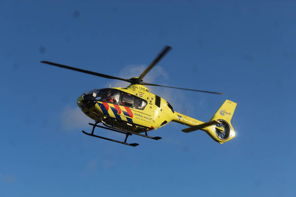 Zwaargewonde na val van dak bij bouwplaats