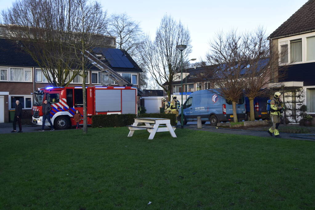 Gordijnen vatten vlam in woning