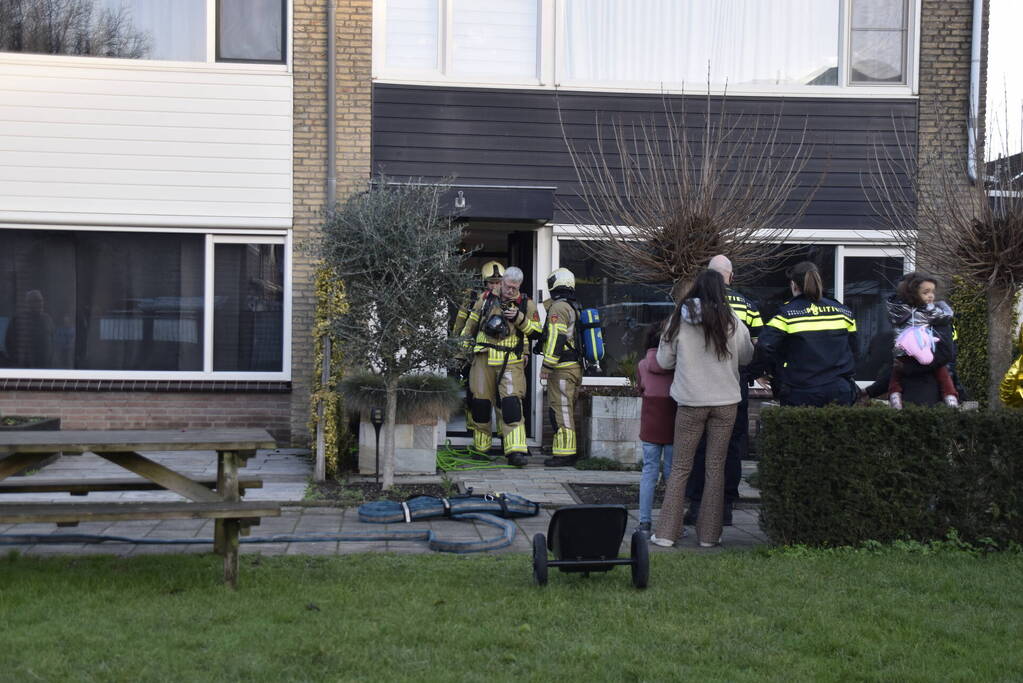Gordijnen vatten vlam in woning