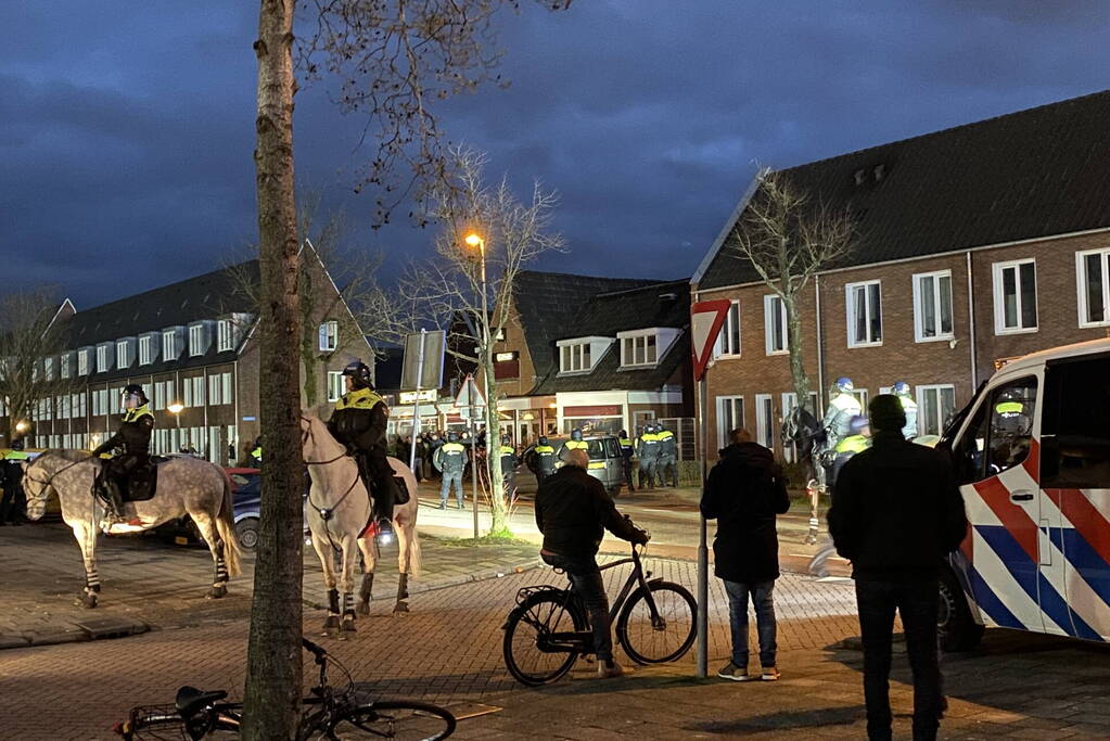 ME ingezet na rellen bij voetbalwedstrijd