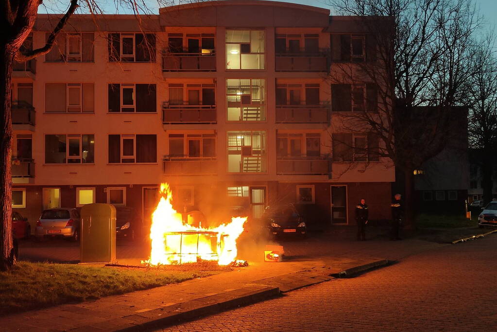 Grofvuil in brand naast afvalcontainer