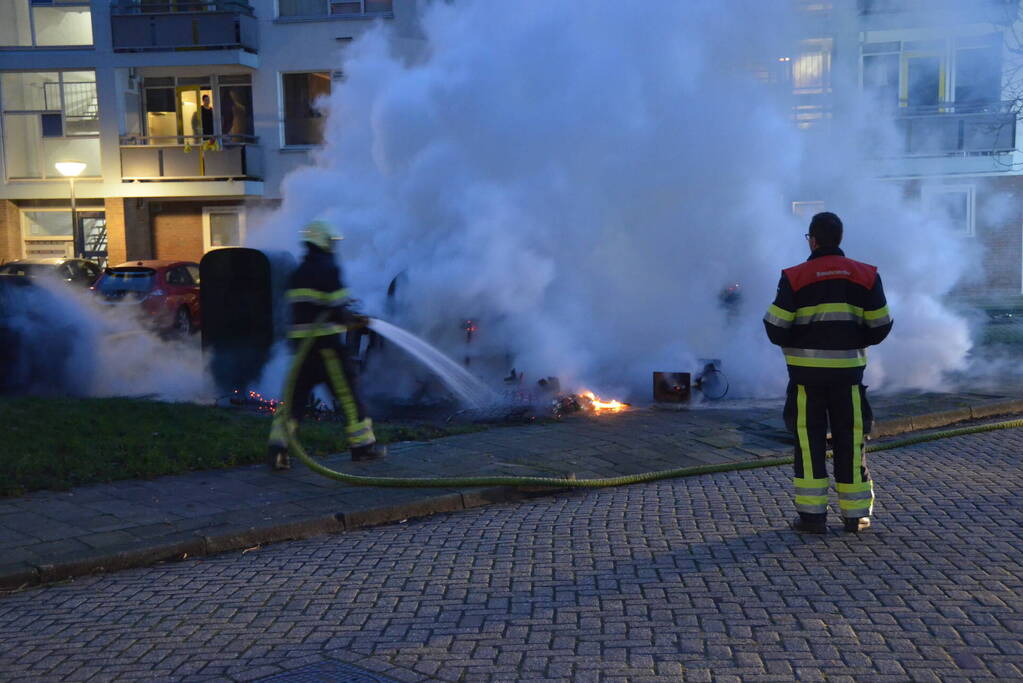 Grofvuil in brand naast afvalcontainer