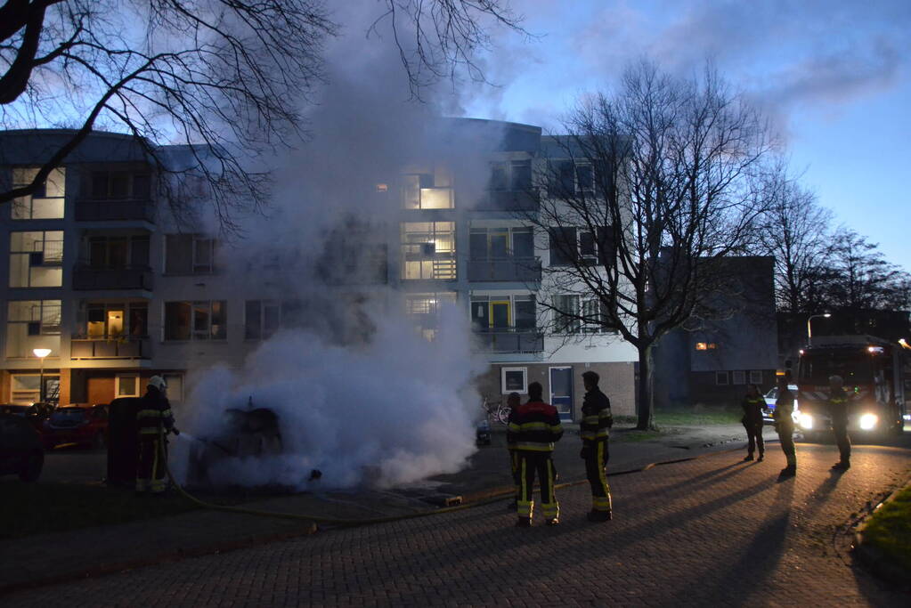 Grofvuil in brand naast afvalcontainer