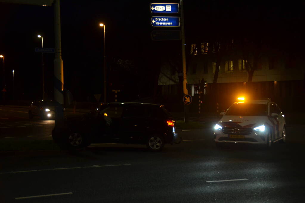 Auto knalt tegen verkeerspaal