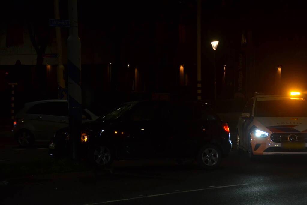 Auto knalt tegen verkeerspaal