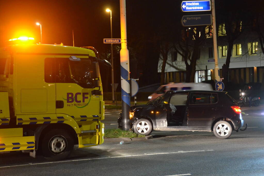 Auto knalt tegen verkeerspaal