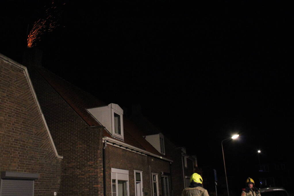 Vonkenregen bij schoorsteenbrand