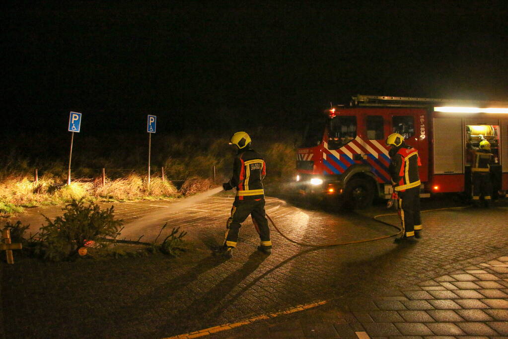 Stapel kerstbomen in brand