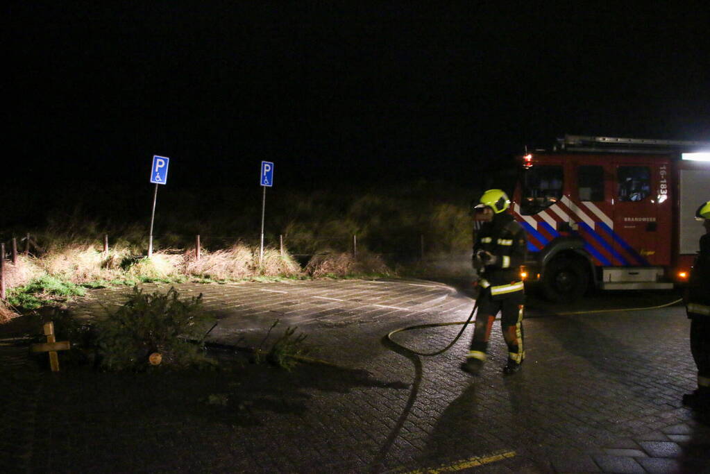 Stapel kerstbomen in brand