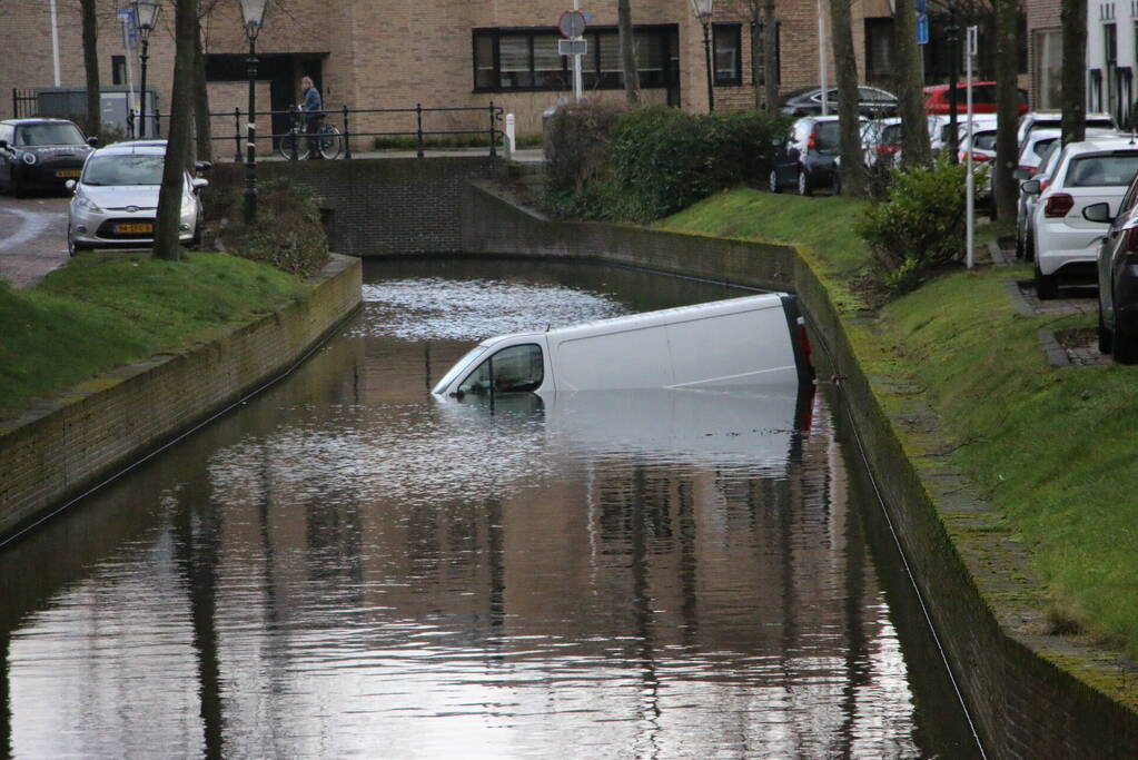 Bestelbus rolt het water in