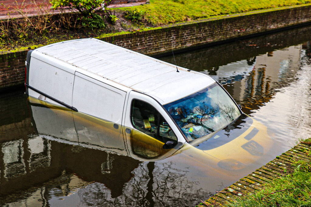 Bestelbus rolt het water in