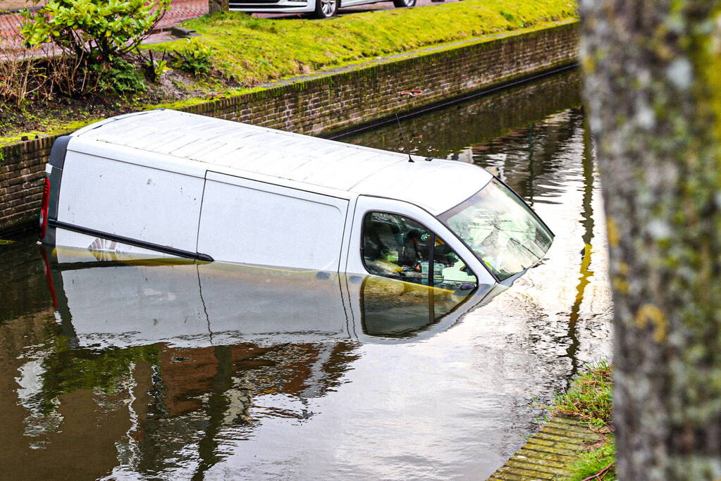 Bestelbus rolt het water in